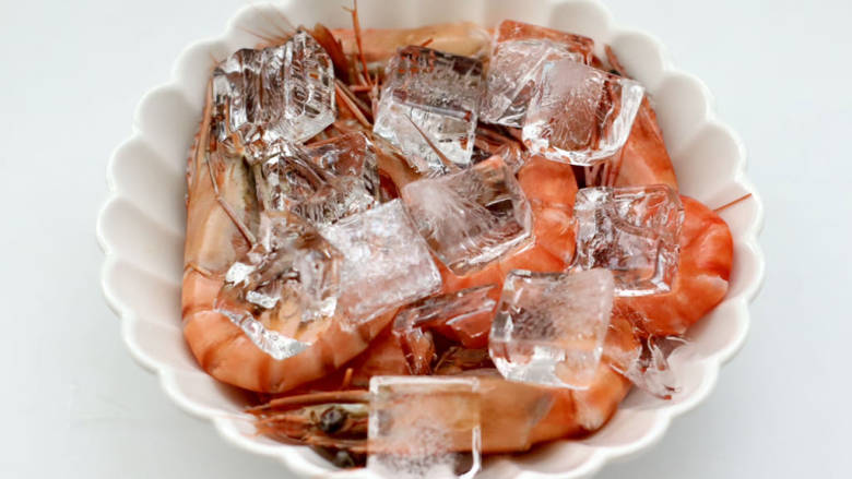 泰式风味酸辣虾,放入容器中，倒入适量冷水和冰块，这样做好的虾口感劲道爽滑好吃。