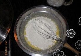柠檬乳酪蛋糕,将磨好的柠檬皮加入蛋黄糊,再将低筋面粉30克和粟粉30克混合均匀过筛进搅好的蛋黄液里，搅均