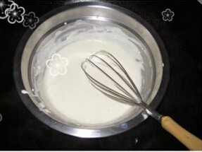 柠檬乳酪蛋糕,乳酪加入牛奶放入锅内隔水加热，搅均