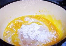 山楂蛋挞,加入糖和低粉隔水加热至糖完全融化后过筛
