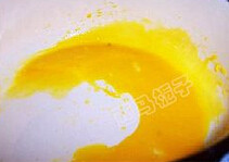 山楂蛋挞,蛋黄打散加入淡奶油和牛奶搅拌均匀