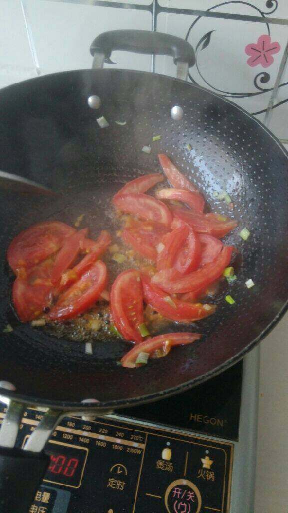 西红柿炒圆白菜,锅中放适量油，油热放葱花西红柿，翻炒