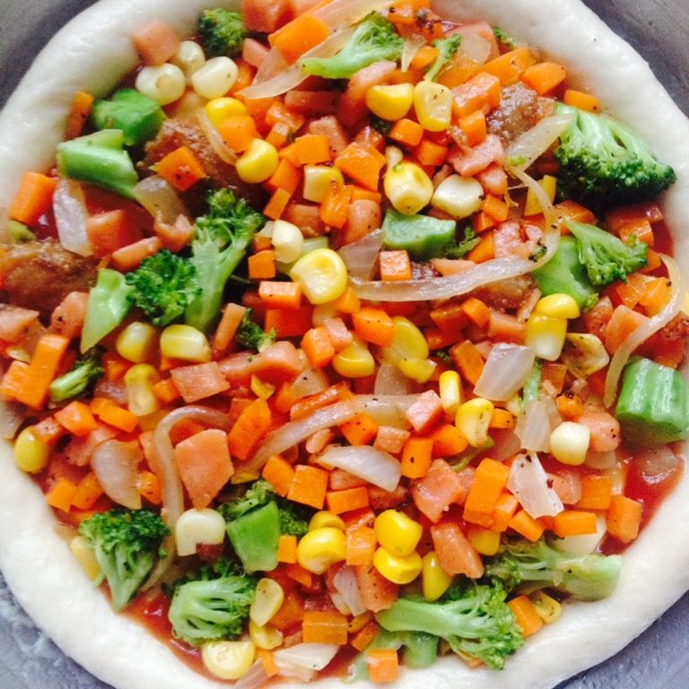 蔬菜披萨,把炒好的蔬菜丁放上去，可适当根据个人口味喜好选择食材