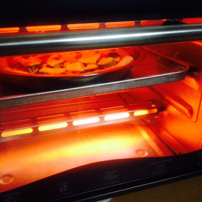 蔬菜披萨,烤箱预热200度，把披萨盘放进去烤15分钟