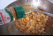 香蕉咖喱鸡丁烩饭 ,剩饭压碎倒入锅中，转中火翻炒均匀。洒入适量咖喱粉