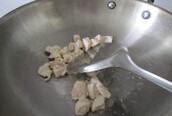 香蕉咖喱鸡丁烩饭 ,油锅中火放入鸡丁，翻炒至鸡肉变白色，捞出备用