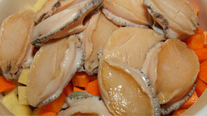 红烧鲍鱼饭,将香菇、姜和五花肉放入一砂锅，将鲍鱼，土豆、红萝卜放入