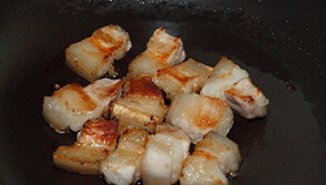 红烧鲍鱼饭,热锅，放入五花肉，用小火煸至金黄色且有猪油渗出时，将猪肉装盘待用