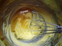 黄油饼干,加入蛋液搅匀后，倒入香草精搅匀