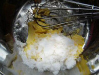 黄油饼干,黄油室温软化后，放入过滤的糖及盐，用打蛋器搅打均匀