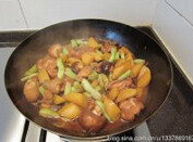 芸豆土豆炖鸡,加入土豆、芸豆、香菇，翻炒均匀，盖上锅盖，继续焖炖