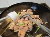 芸豆土豆炖鸡,油锅爆香葱姜蒜和八角，下鸡块，加入少许料酒，煸炒均匀