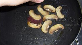 法式可丽饼,锅里放5g黄油加热，放蘑菇煎至两面金黄，撒盐和胡椒粉