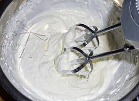 麋鹿奶油蛋糕杯,淡奶油加入糖粉打到九成发后装入裱花袋