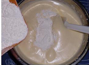 麋鹿奶油蛋糕杯,打发至大概15分钟左右，分四次加入过筛好的低粉，用橡皮刮刀从底部往上翻拌均匀