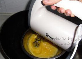 麋鹿奶油蛋糕杯,鸡蛋打入大盆，将细砂糖一次性倒入，把打蛋盆放在热水里并用打蛋器打发