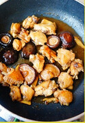 冬菇蚝油鸡翅,炒匀后再加一小勺糖，盐，加少量的水盖上锅盖焖煮至收汁即可