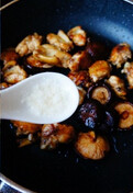 冬菇蚝油鸡翅,倒入煸炒好的鸡翅，蒸入料酒，调入一大勺蚝油，一小勺生抽