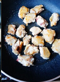 冬菇蚝油鸡翅,油锅下入斩好的鸡中翅，煸炒至鸡翅两面微黄盛出