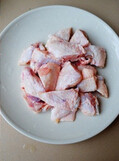 冬菇蚝油鸡翅,冬菇洗净泡发，鸡中翅斩小段