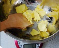 华芙绣球饼,除全蛋外的所有粉类过筛到盆里，黄油不需要软化