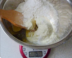 华芙绣球饼,把黄油和粉类混合用双手搓成粗的颗粒