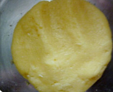 华芙绣球饼,加入打散的全蛋液 ，用刮刀大致拌匀，揉成团