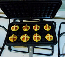华芙绣球饼,用小火，分左、右、正、反，每面烘半分钟左右，放烤架上晾凉