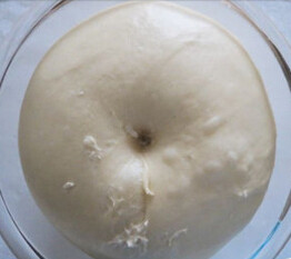 老式面包,将面团揉到光滑，加入黄油继续揉到产生筋膜,基础发酵到2倍大