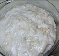 老式面包,发酵好的酵头与主面团除黄油之外所有原料混合