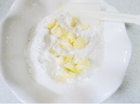 朗姆酒桂圆干司康,将软化后的黄油丁加入面粉中，用手将面粉和黄油搓成颗粒状