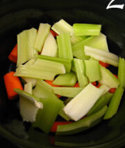 口蘑牛尾汤,胡萝卜去皮切段，芹菜切段