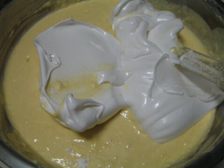 大理石乳酪蛋糕,将蛋白打至湿性发泡，分三次将蛋白加入奶酪糊里，用橡皮刮刀从下向上切拌