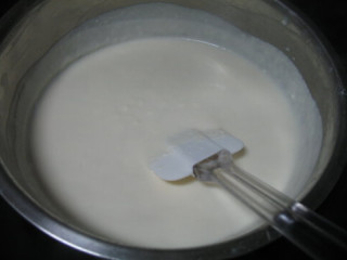 大理石乳酪蛋糕,奶油奶酪加入牛奶隔水加热，搅打至呈糊状，无颗粒