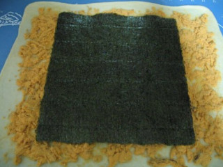 肉松海苔面包,铺上肉松，压平，放一张海苔在肉松上面