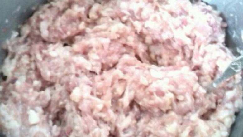 水晶饺,我之前剁好的猪肉、放点盐、少量生粉腌下。