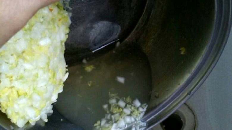 水晶饺,大白菜和马蹄、红萝卜都切碎这些我之前弄好了、。放1小点盐腌下菜、用手搓干菜的水份倒了。