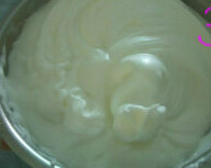 海苔芝麻肉松蛋糕卷,蛋白用打蛋器打至粗泡加入少许白醋，分3次加入45g细砂糖打至中性发泡，成为蛋白霜