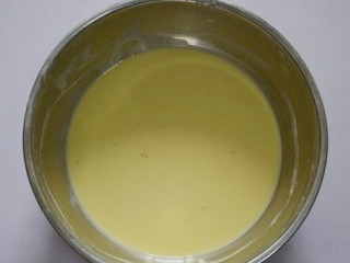 海苔芝麻肉松蛋糕卷,加入过筛的低筋面粉拌匀，成为蛋黄糊