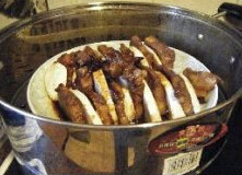 芋头扣肉 ,放入蒸锅大火蒸60分钟，至肉软烂，将整碗扣肉小心倒扣在盘子中即可