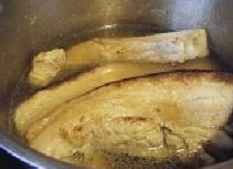 芋头扣肉 ,取起放在盘里放入之前煮五花肉的肉汤中泡大约2小时至皮面蓬松，切长方形片