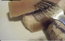 芋头扣肉 ,五花肉放入开水的锅内煮至6成熟时捞出，擦去水分，用叉子在皮上扎小孔