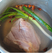 南乳扣肉,锅中入水加入猪肉、八角、葱，大火烧开，小火慢炖30分钟