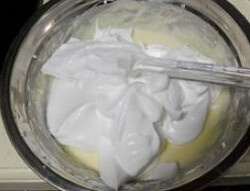 冻柠檬芝士蛋糕,将奶酪糊与打发的奶油混合，从上到下用刮刀拌匀
