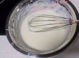 冻柠檬芝士蛋糕,鱼胶粉融化的液体加入奶油芝士中，加入一半白糖打匀,加入牛奶50ML