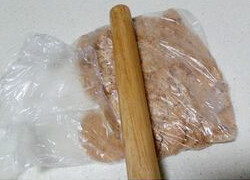 冻柠檬芝士蛋糕,消化饼干放入保鲜袋用擀面杖压碎，黄油微波加热融化