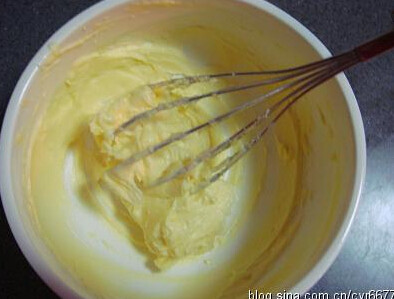 棋格曲奇,软化好的黄油分次加入糖粉搅拌均匀
