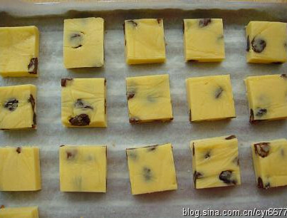 葡萄奶酥,用两张保鲜膜把面团整理成厚片状，放冰箱里冻一个小时左右，取出切块