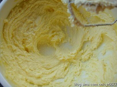 葡萄奶酥,黄油软化后分三次加入细砂糖和奶粉，打发成膨松状，颜色变浅
