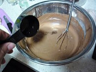 牛奶巧克力慕斯,淡奶油打至发，加入巧克力牛奶液，拌匀，再加入朗姆酒，拌匀